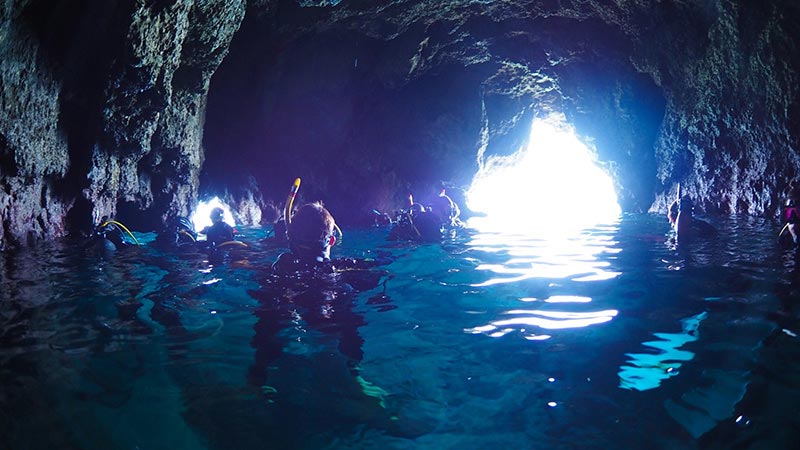 伊良部島のショップがツアーを開催している体験ダイビングポイントの青の洞窟
