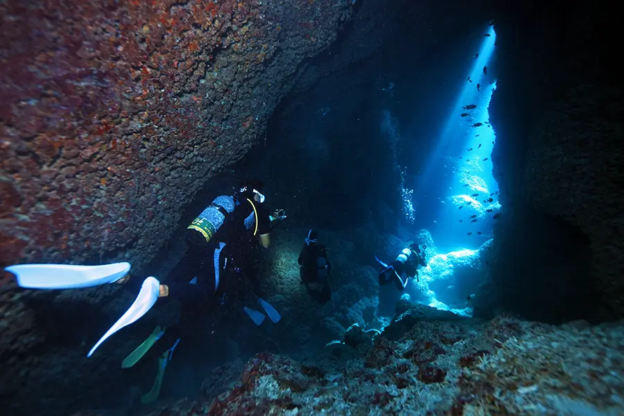 宮古島で洞窟ダイビングをするダイバー