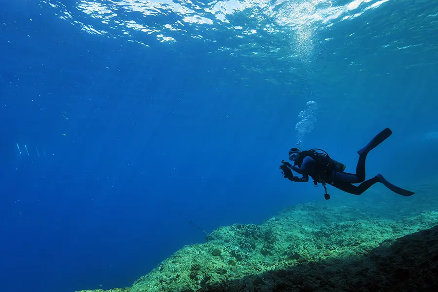 宮古島でダイビングをするダイバー