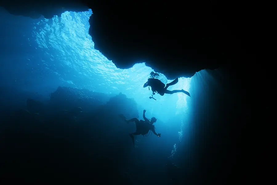 最大水深25mに達する宮古島の地形ダイビングスポット